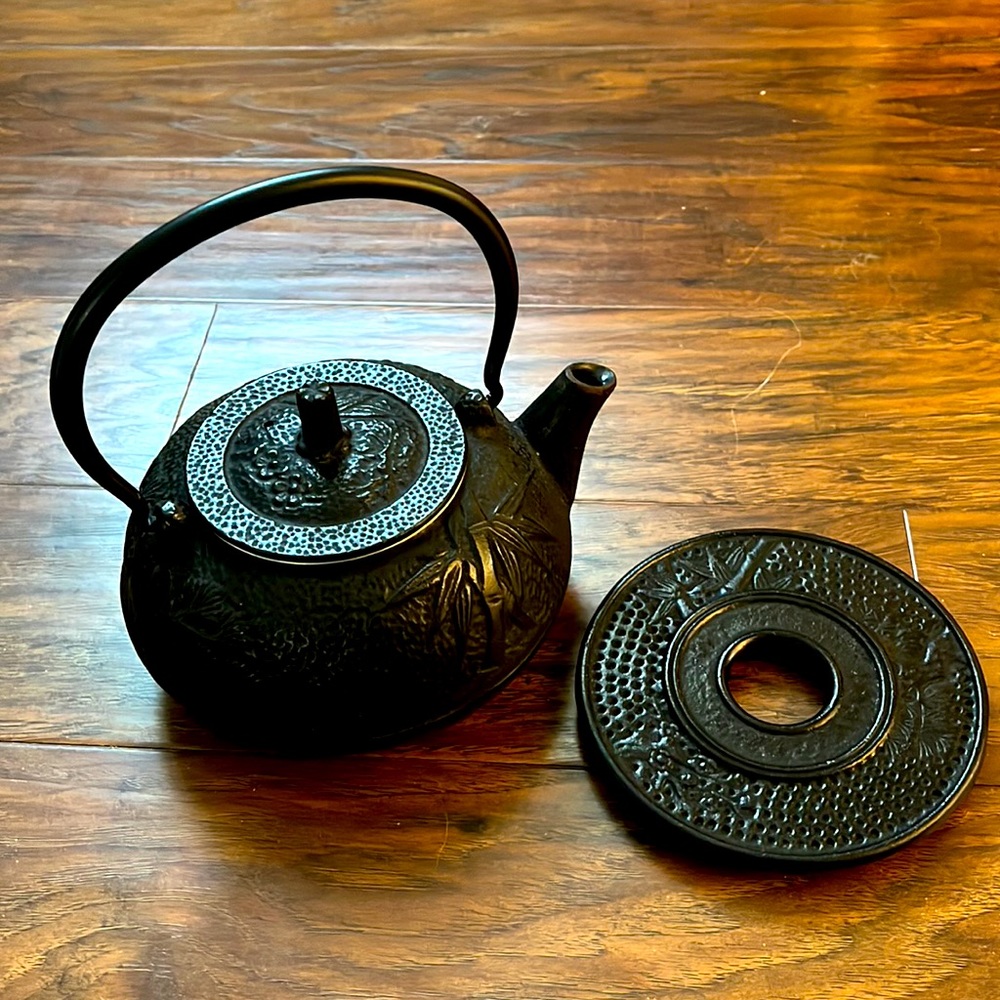 NWT Cast Iron Teapot & Trivet